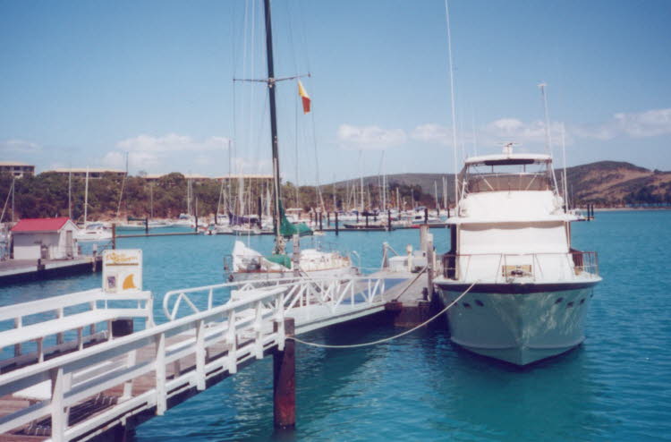 WS2000_033_oz_-c_Hamilton_Island_marina